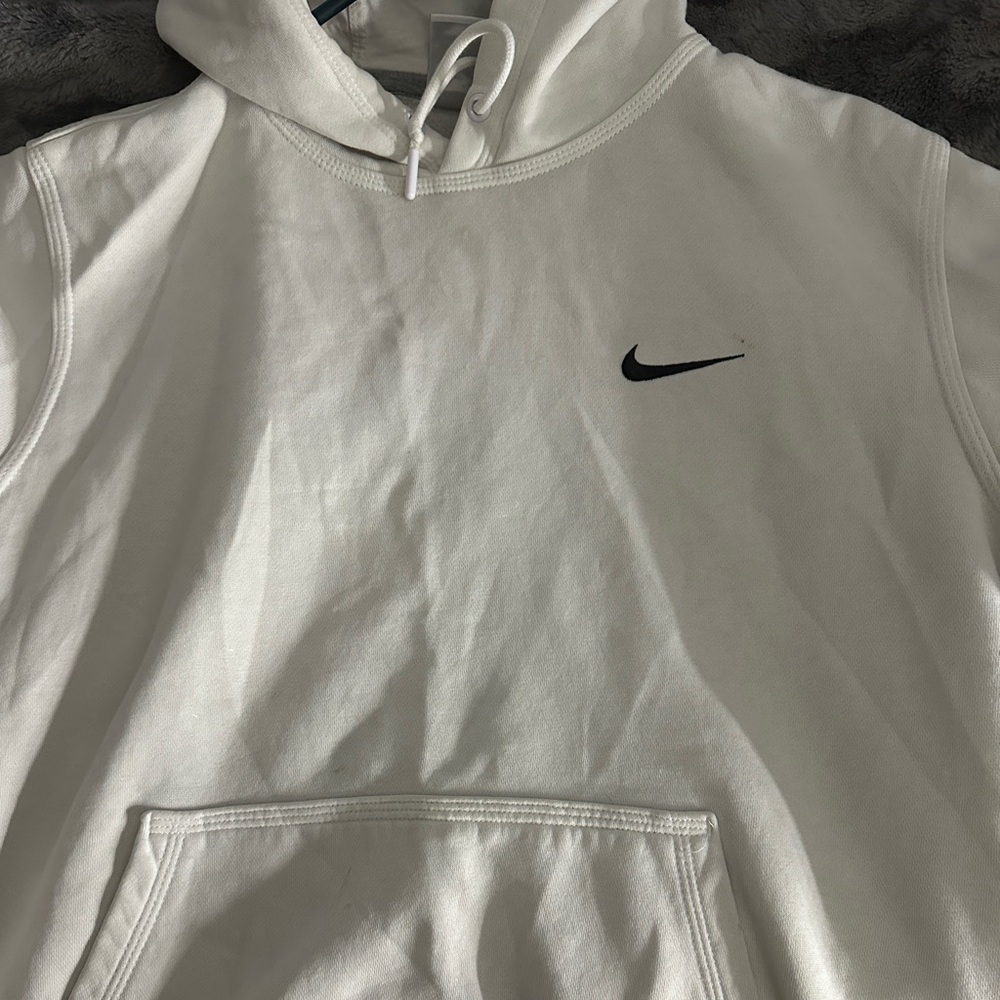 white pull over nike hoodie